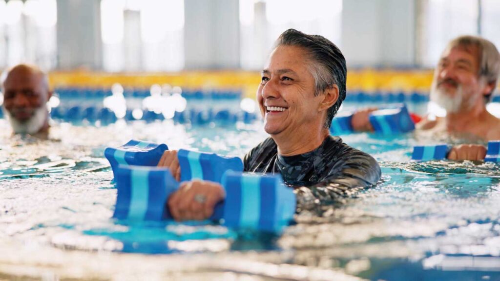 pessoa-a-fazer-exercicio-fisico-na-piscina